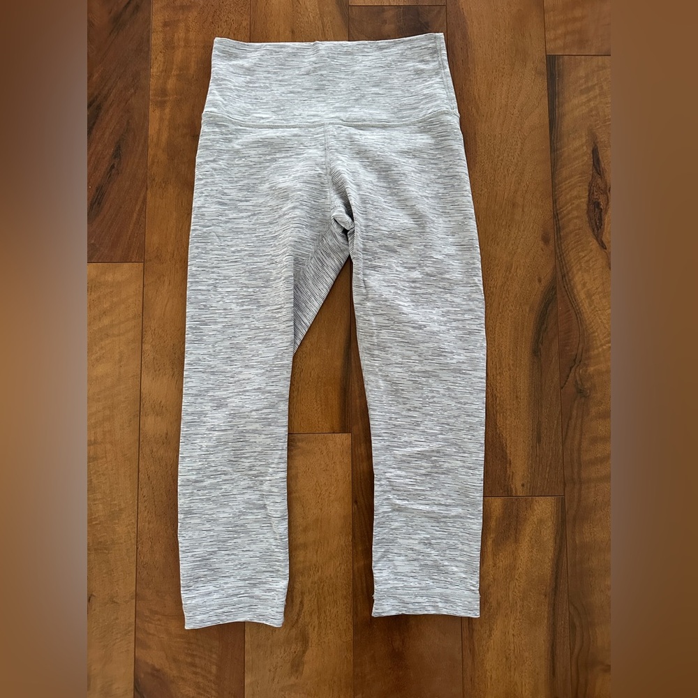 Lulululemon Wunder Under high rise, cropped leggings, size 6,